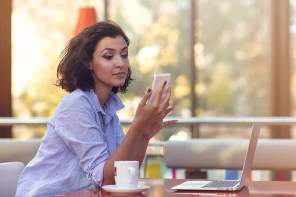 Portrait Of Young Girl Talking On phone while drinking coffee — Stock Photo, Image