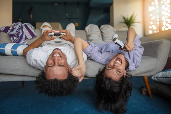 Pareja joven disfrutando jugando videojuegos juntos . — Foto de Stock