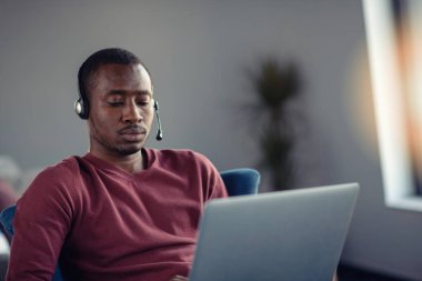 Duygusal koyu tenli erkek freelancer kutluyor proje başarıyla tamamlandı.