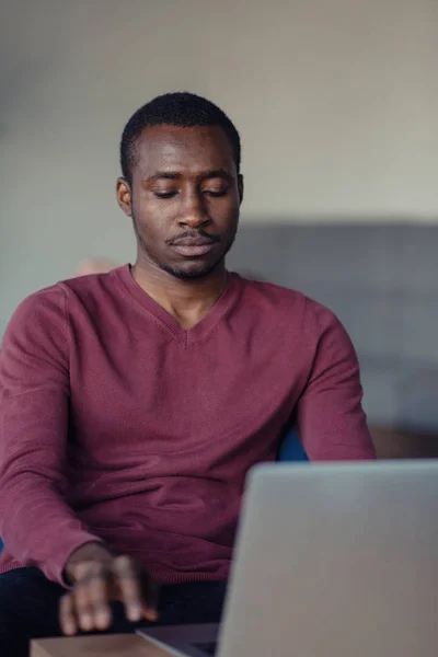 Nahaufnahme einer Person, die im Startup-Büro auf dem Laptop tippt. — Stockfoto