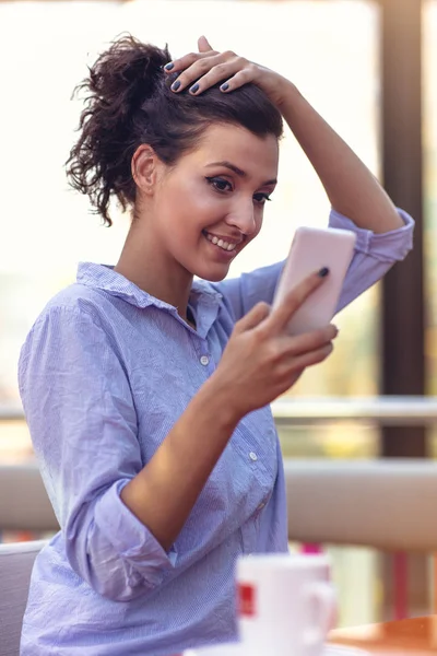 Retrato de chica joven hablando por teléfono mientras bebe café — Foto de Stock