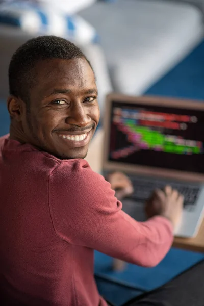 Nahaufnahme einer Person, die im Startup-Büro auf dem Laptop tippt. — Stockfoto