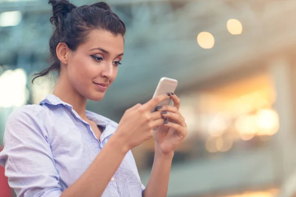 Ung kvinna upptagen med ringer, chattar på mobiltelefon sida Visa porträttet. — Stockfoto