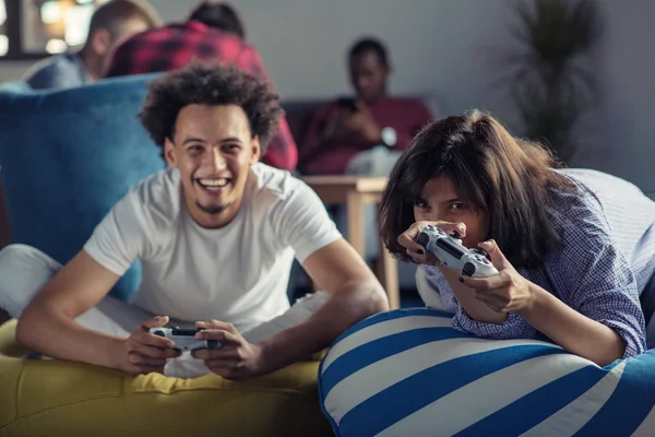 Pareja jugando videojuegos en la moderna oficina de startups — Foto de Stock