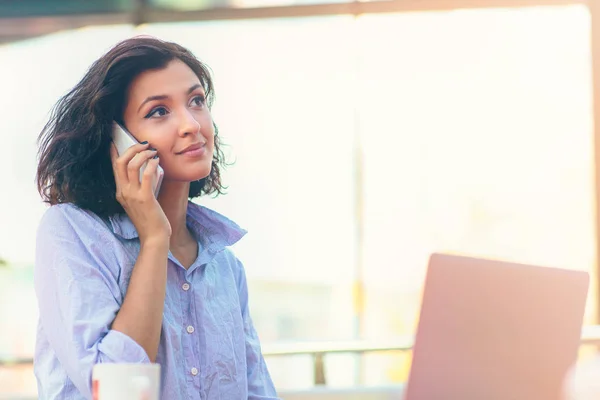 Používání telefonu při práci v kavárně podnikatelka — Stock fotografie