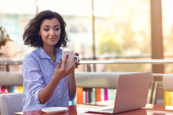 Бізнес-леді використовуючи телефон під час роботи в кав'ярні — стокове фото