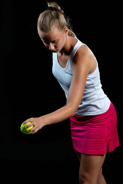 Retrato de una hermosa mujer jugando al tenis en el interior. Aislado en negro . —  Fotos de Stock