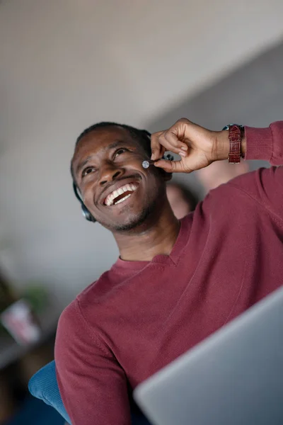 Emocional freelancer masculino de piel oscura celebrando el proyecto completado con éxito . — Foto de Stock