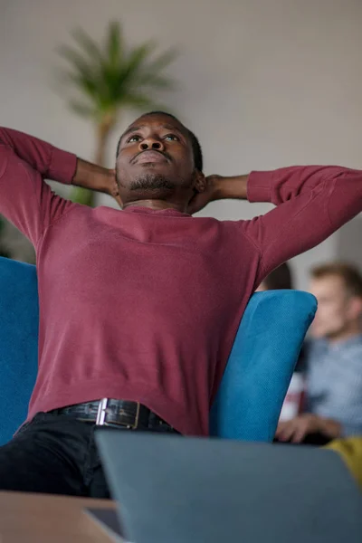 Gros plan de la personne tapant sur ordinateur portable au bureau de démarrage . — Photo