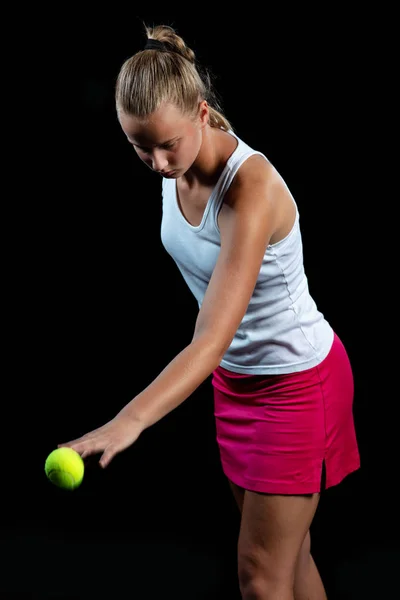 Retrato de una hermosa mujer jugando al tenis en el interior. Aislado en negro . — Foto de Stock