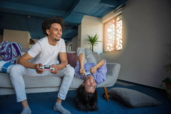 Pareja joven disfrutando jugando videojuegos juntos . — Foto de Stock