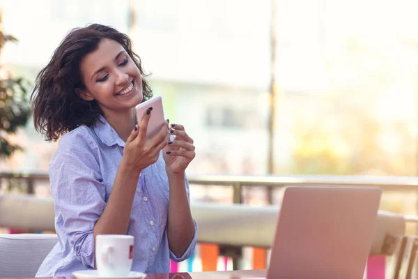 Businesswoman Using Phone While Working In Coffee Shop — Stock Photo, Image