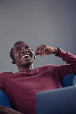 Duygusal koyu tenli erkek freelancer kutluyor proje başarıyla tamamlandı.