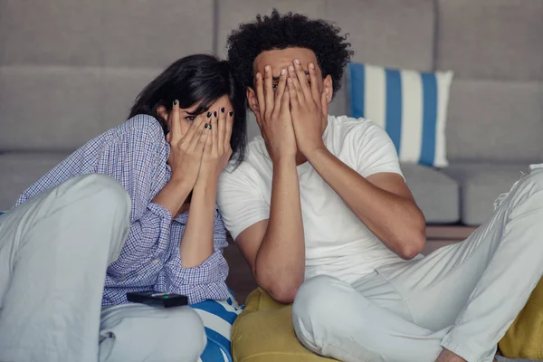 Mladý pár doma sledovat film s popcorn — Stock fotografie