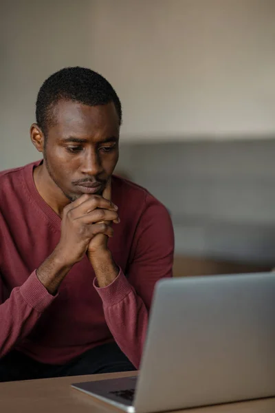 Nahaufnahme Einer Person Die Startup Büro Auf Dem Laptop Tippt — Stockfoto