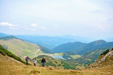 Yaşlı bir adam için genç bir grup insan bir tur vermek