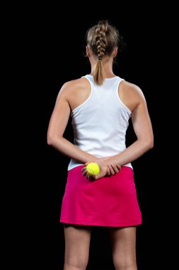 Genç kadın bir tenis egzersizi üzerinde. Acemi oyuncu bir raket tutan temel becerileri öğrenme. Portre siyah arka plan üzerine.