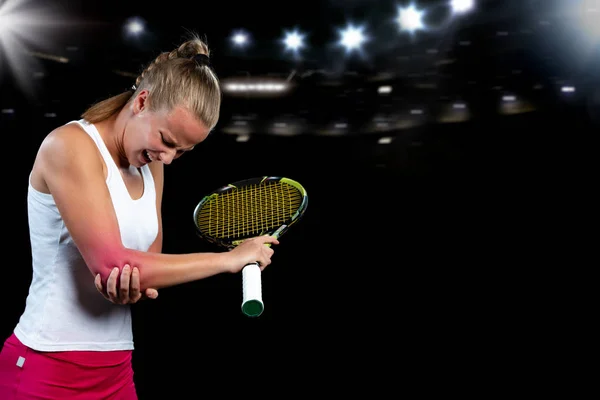 Теннисистка с травмой держит ракетку на теннисном корте — стоковое фото