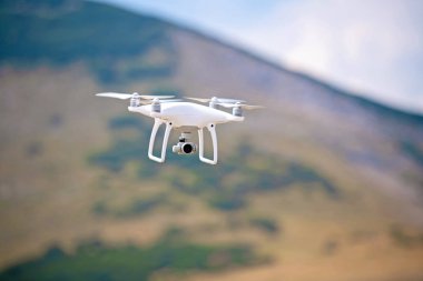 drone quadcopter doğada uçan dijital fotoğraf makinesi ile