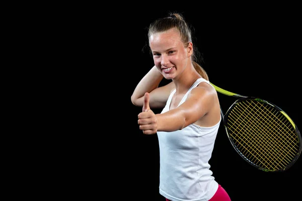 Atleta femenina posando con raqueta de tenis sobre fondo negro — Foto de Stock
