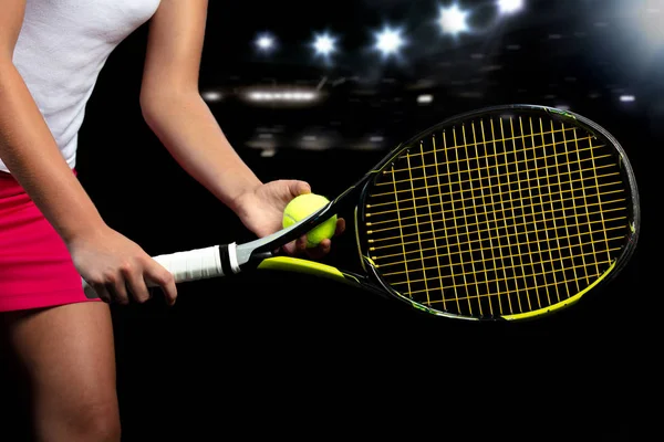 Vacker flicka tennisspelare med en racket på mörk bakgrund med ljus — Stockfoto