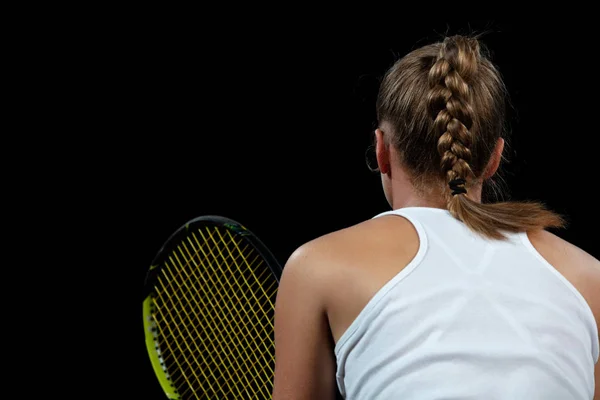 Hermosa chica tenista con una raqueta sobre fondo oscuro con luces — Foto de Stock