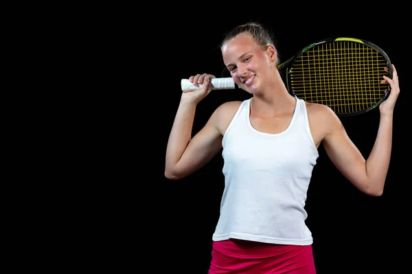 Atleta femenina posando con raqueta de tenis sobre fondo negro — Foto de Stock