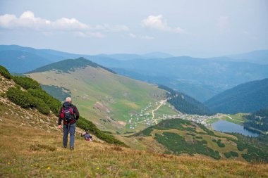 Sportif yürüyüşçü trekking direkleri ile yolda