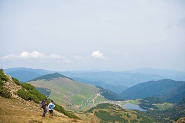 Sportif yürüyüşçü trekking direkleri ile yolda