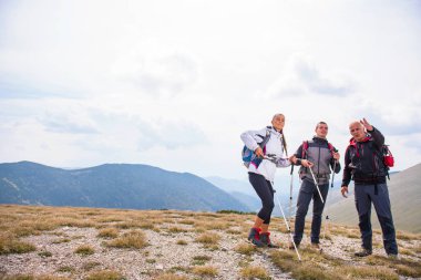 Yaşlı bir adam için genç bir grup insan bir tur vermek
