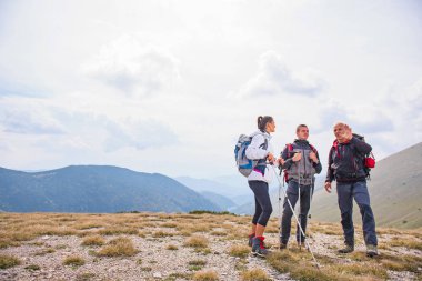 Yaşlı bir adam için genç bir grup insan bir tur vermek