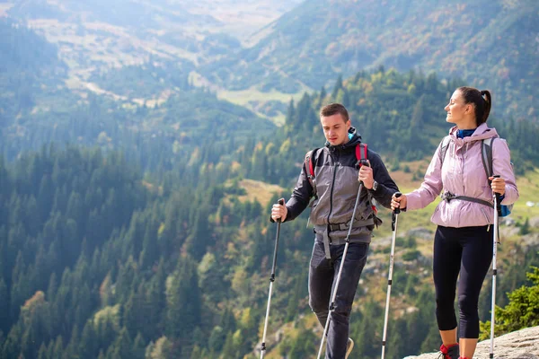 Portrait of happy couple hiking in the countryside at summer — Stock Photo, Image