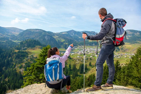 Bir göl ile Vadisi'nin güzel manzarayı dağlar bakış açısı, iki yürüyüşçü.