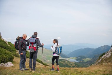 Yaşlı bir adam için genç bir grup insan bir tur vermek