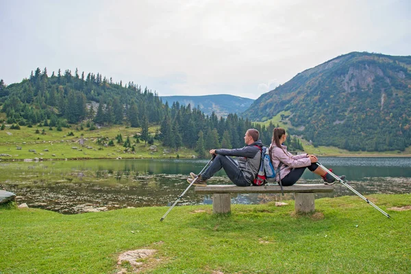 Genç çift backpackers yakın göl Dağları — Stok fotoğraf