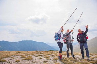 Yaşlı bir adam için genç bir grup insan bir tur vermek