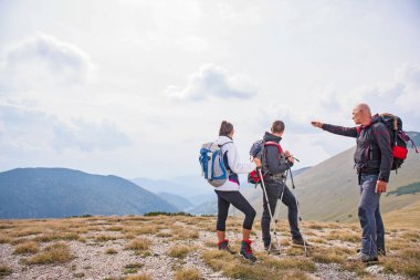 Yaşlı bir adam için genç bir grup insan bir tur vermek
