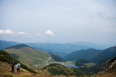 Sportif yürüyüşçü trekking direkleri ile yolda