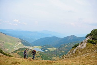 Yaşlı bir adam için genç bir grup insan bir tur vermek