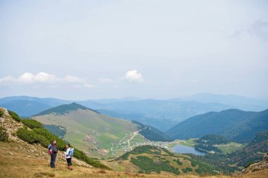 Sportif yürüyüşçü trekking direkleri ile yolda