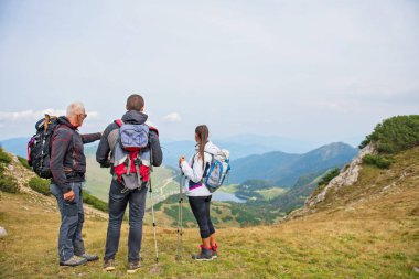 Yaşlı bir adam için genç bir grup insan bir tur vermek