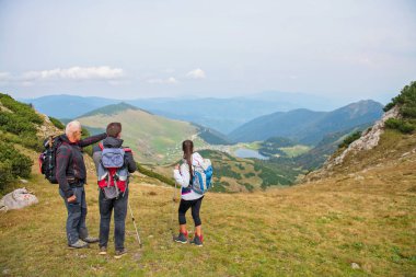 Yaşlı bir adam için genç bir grup insan bir tur vermek