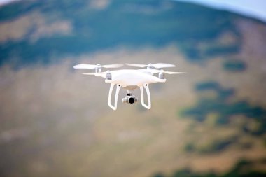 drone quadcopter doğada uçan dijital fotoğraf makinesi ile