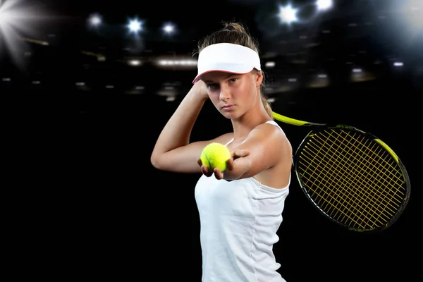 Hermosa chica tenista con una raqueta sobre fondo oscuro con luces — Foto de Stock