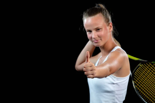 Atleta femenina posando con raqueta de tenis sobre fondo negro — Foto de Stock