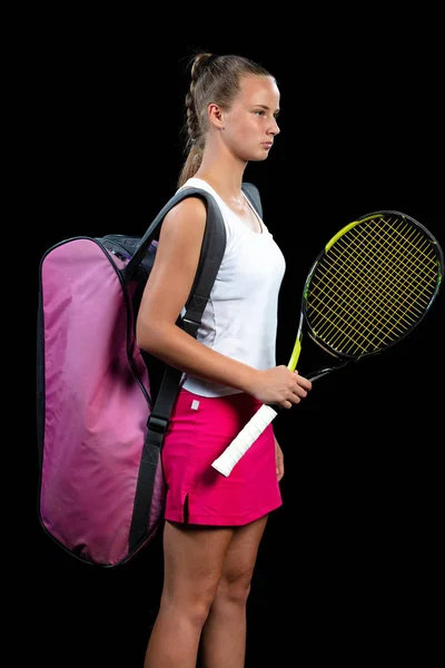 Kvinnliga idrottare poserar med tennisracket mot svart bakgrund — Stockfoto