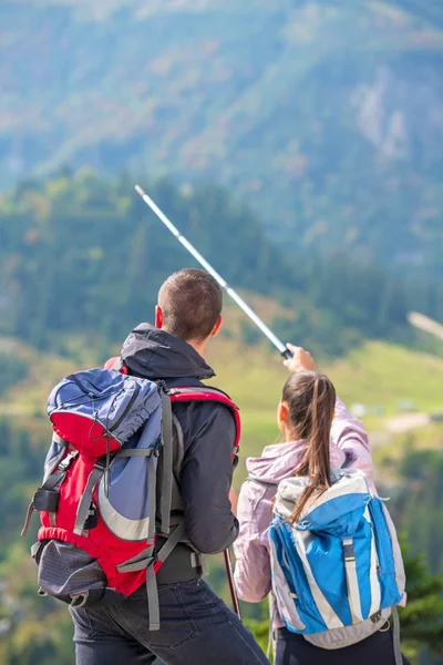 Aantal wandelaars de manier met trekking palen opdagen op de berg — Stockfoto