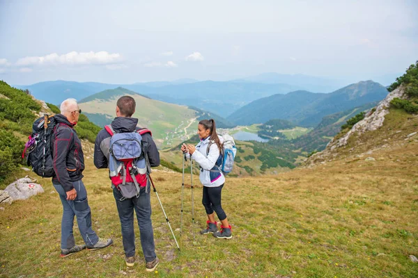 Un anciano dando un tour para un grupo de jóvenes — Foto de Stock