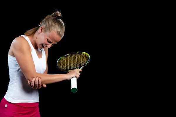 Jugadora de tenis con lesión sosteniendo la raqueta en una cancha de tenis — Foto de Stock