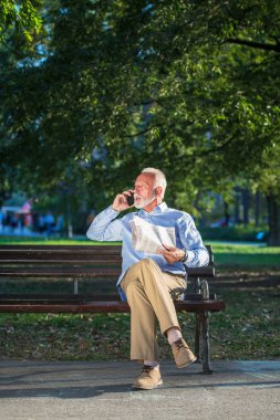 Komuta sizde parkta bankta otururken Evet gülümseyen.